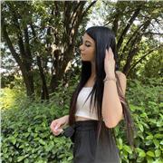 Studentessa che offre lezioni per ragazzi delle superiori e medie